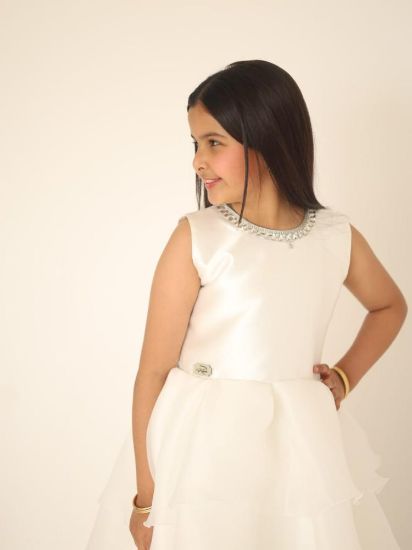 صورة فستان سهرة أبيض للأميرات يجمع بين الفخامة و الاناقة